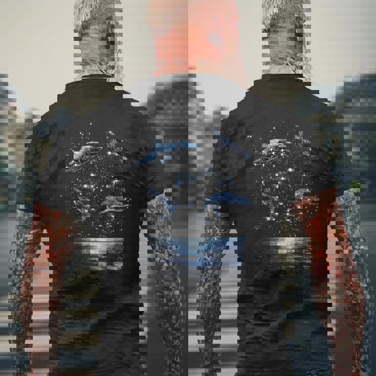 星座イルカ、天体宇宙銀河イルカ メンズTシャツ バックプリント 高齢者への贈り物