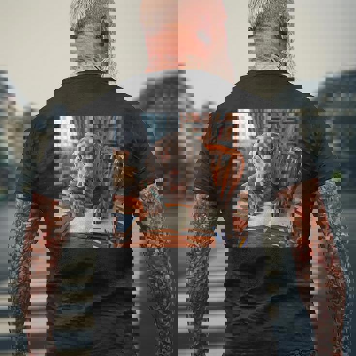 書斎でワイマラナー犬を書く詩 3 メンズTシャツ バックプリント 高齢者への贈り物