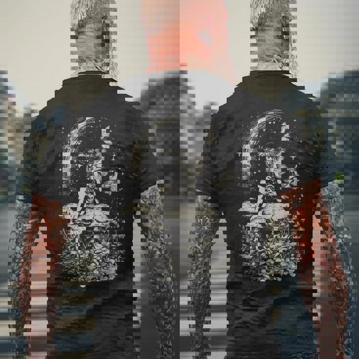 月と星の下のキノコに座る妖精 メンズTシャツ バックプリント 高齢者への贈り物