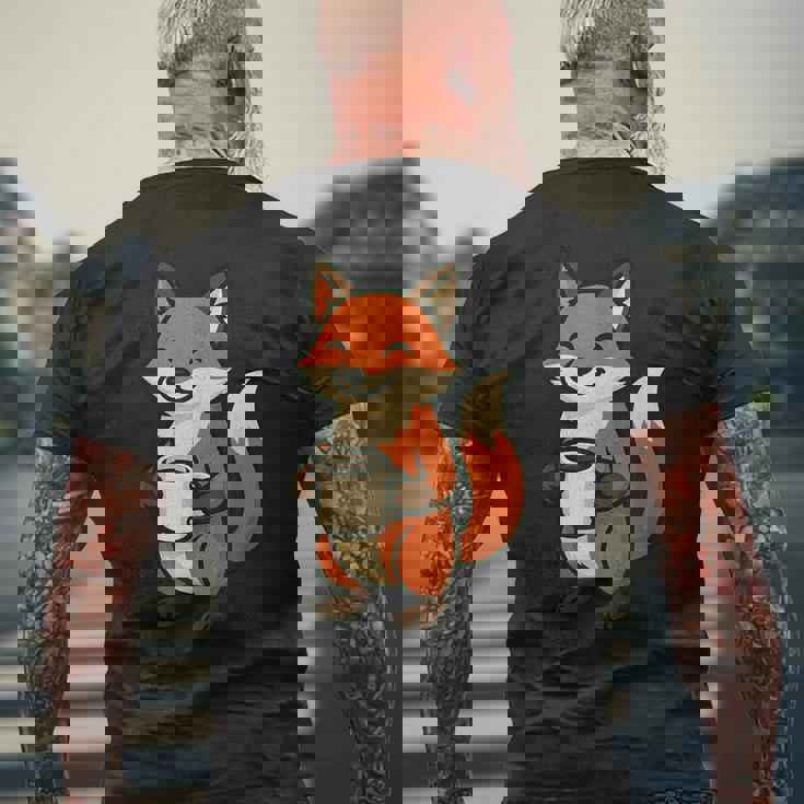 朝のコーヒーを楽しむ居心地の良いキツネ。 メンズTシャツ バックプリント 高齢者への贈り物
