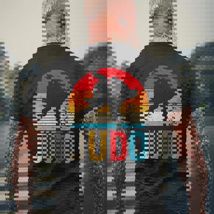 柔道投げ レトロ 日本の格闘技 柔道家 ファイター ギフト メンズTシャツ バックプリント 高齢者への贈り物