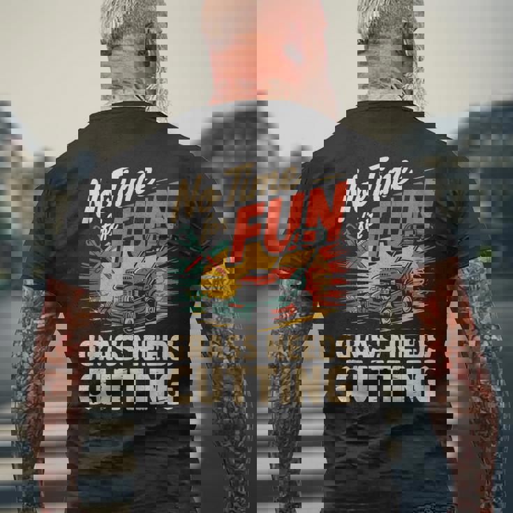 楽しい草刈りの必要がない 面白い芝刈り メンズTシャツ バックプリント 高齢者への贈り物