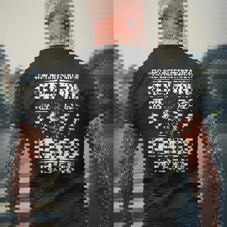 楽しみのために剣道をする老人を決して過小評価しないでください。 メンズTシャツ バックプリント 高齢者への贈り物