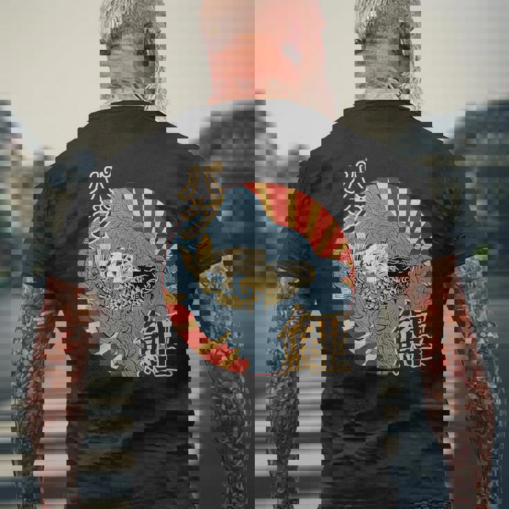 波を介して鯉に乗るパグ日本のヴィンテージ画 メンズTシャツ バックプリント 高齢者への贈り物