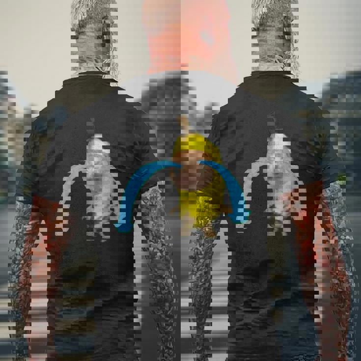 泣いているバナナ猫 メンズTシャツ バックプリント 高齢者への贈り物