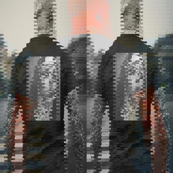 熱い修道女がタバコを吸う、反抗的な修道女 メンズTシャツ バックプリント 高齢者への贈り物