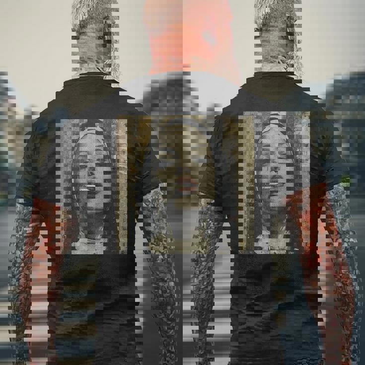 熱い尼僧がタバコを吸う、反抗的な尼僧 メンズTシャツ バックプリント 高齢者への贈り物