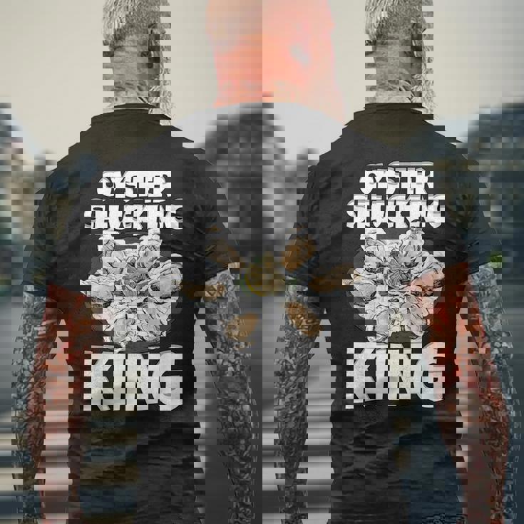 牡蠣を喰わせる王の牡蠣 メンズTシャツ バックプリント 高齢者への贈り物