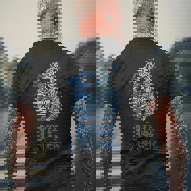 犬と陶器 面白い犬の陶芸家 アート メンズTシャツ バックプリント 高齢者への贈り物