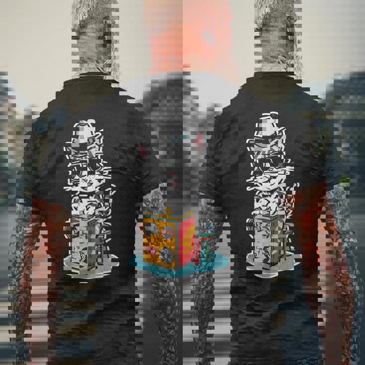 猫が奏でるカホン楽器 メンズTシャツ バックプリント 高齢者への贈り物