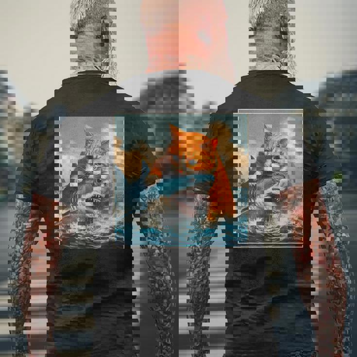 猫のサメ、面白い猫がサメを噛むサメ、サメと猫 メンズTシャツ バックプリント 高齢者への贈り物