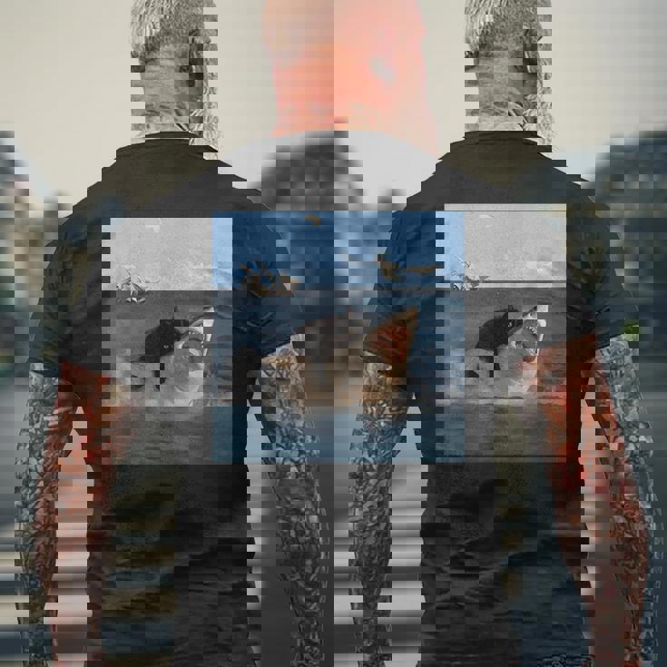 猫を噛むサメの面白いアートと猫好きの面白い猫とサメ。 メンズTシャツ バックプリント 高齢者への贈り物