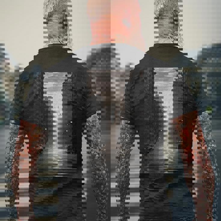 白黒写真 街の街の夕焼け写真 メンズTシャツ バックプリント 高齢者への贈り物