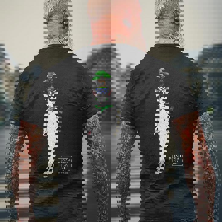 盆栽ねこ 頭に松の盆栽を乗せたハチワレ猫 メンズTシャツ バックプリント 高齢者への贈り物