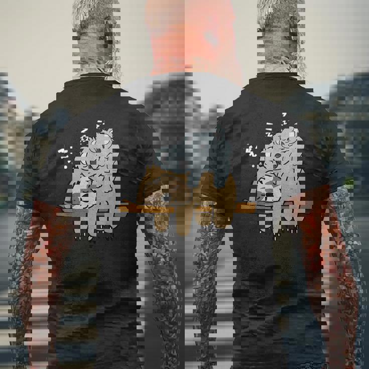 眠っているかわいい怠け者ナマケモノ ベビーコアラ ママベア昼寝 メンズTシャツ バックプリント 高齢者への贈り物