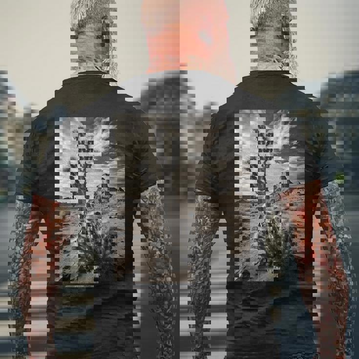 砂漠のサボテンのモノクロ写真 メンズTシャツ バックプリント 高齢者への贈り物