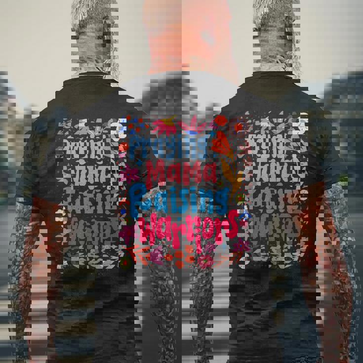 祈る母 育てる戦士 母の日 クリスチャンママ メンズTシャツ バックプリント 高齢者への贈り物