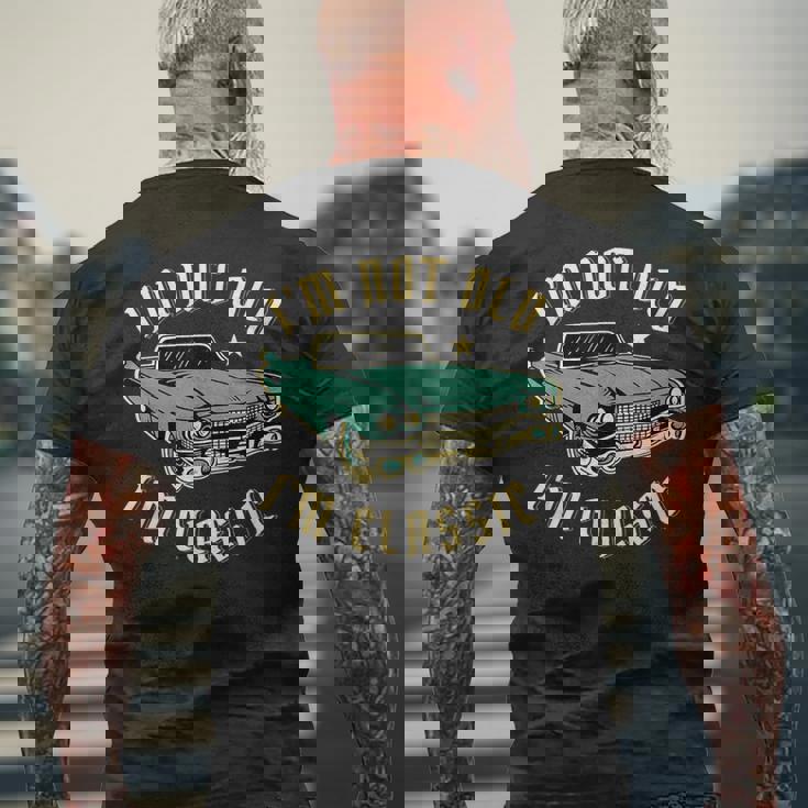 私は年をとっていない私はクラシックで面白い車のデザインです メンズTシャツ バックプリント 高齢者への贈り物