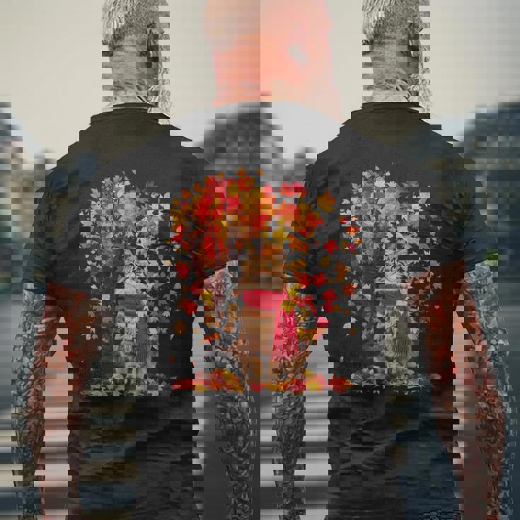 秋 猫 赤いスカーフ 紅葉 かわいい 猫 ママ 滝 メンズTシャツ バックプリント 高齢者への贈り物