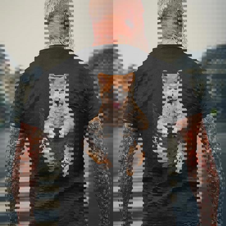 秋田愛好家のためのポケットの中の面白い秋田犬 メンズTシャツ バックプリント 高齢者への贈り物