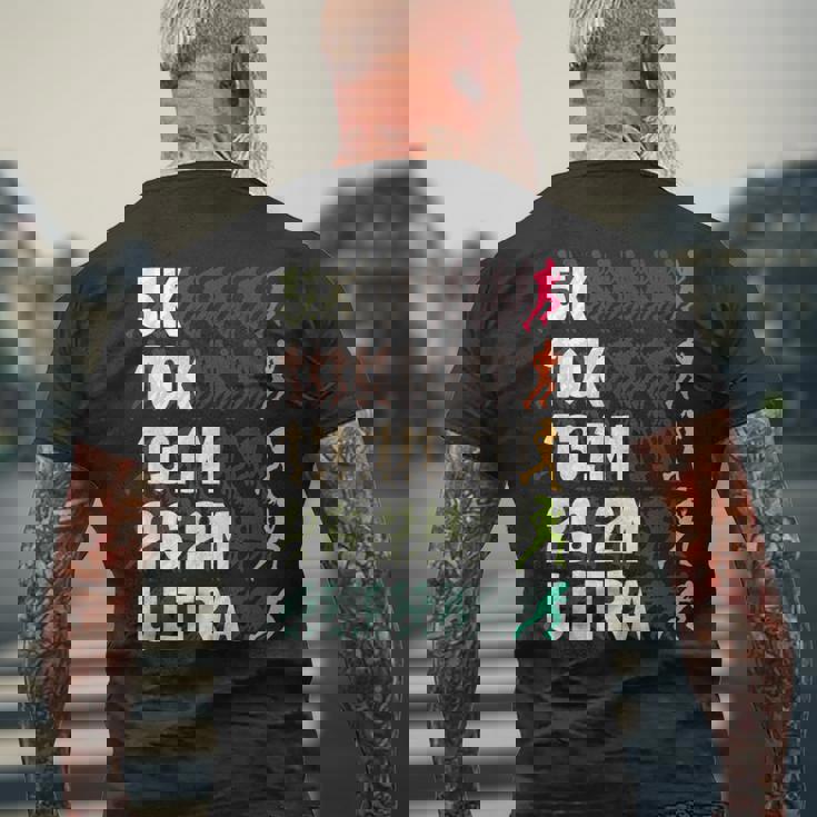 究極のウルトラマラソンランナーランニングスポーツランナーランニング メンズTシャツ バックプリント 高齢者への贈り物