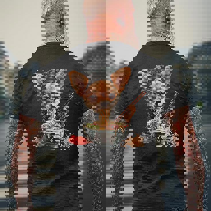 空手犬のチワワがラーメンを食べる、日本、面白いラーメン メンズTシャツ バックプリント 高齢者への贈り物