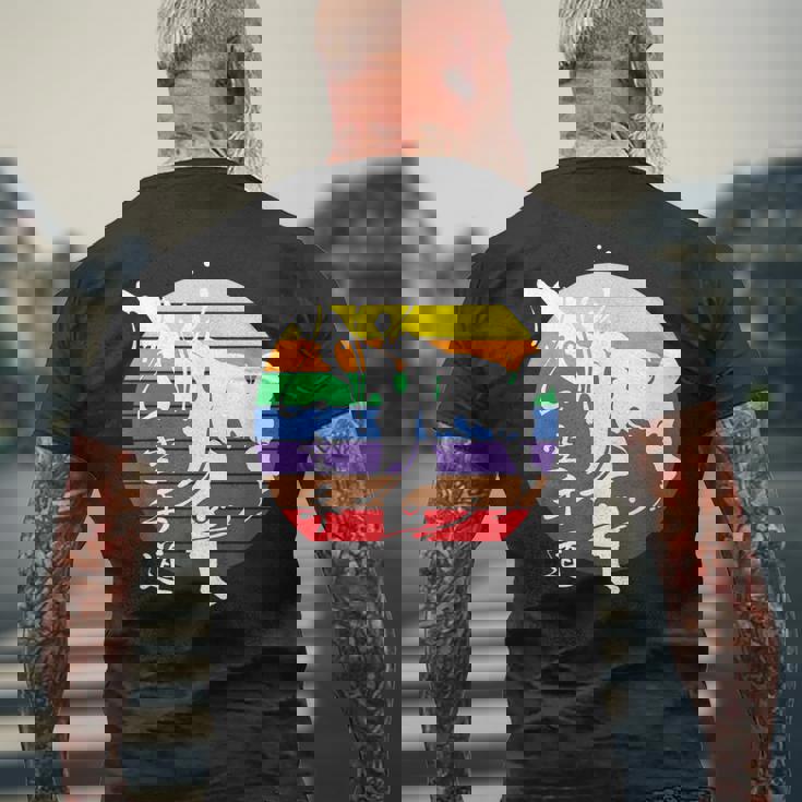 空手道 すべての帯色 横蹴 格闘技 スポーツ 運動選手 空手選手 メンズTシャツ バックプリント 高齢者への贈り物