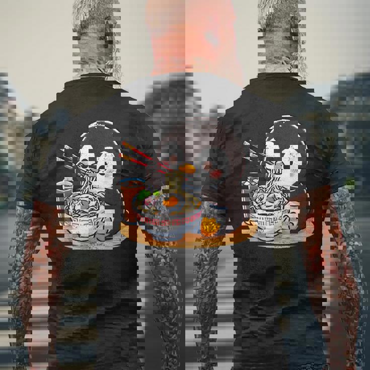 箸でラーメンを食べるかわいいペンギン メンズTシャツ バックプリント 高齢者への贈り物