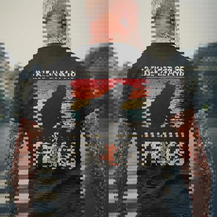 簡単に気を散らせるカエルのヴィンテージなカエル愛好家。 メンズTシャツ バックプリント 高齢者への贈り物