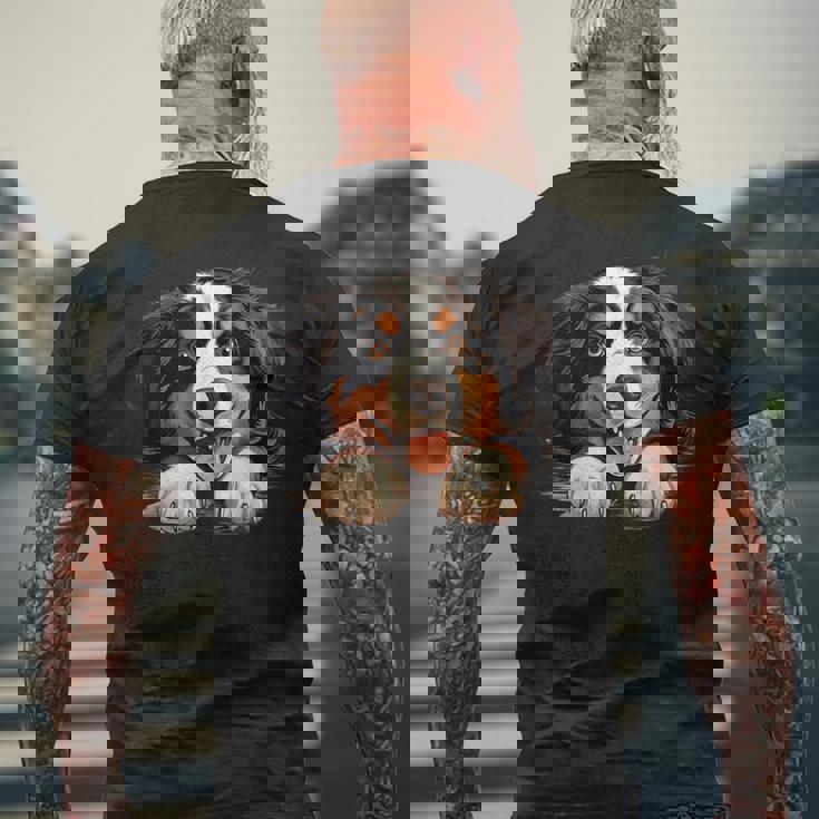 素敵で面白い覗き見犬 バーニーズマウンテンドッグ メンズTシャツ バックプリント 高齢者への贈り物