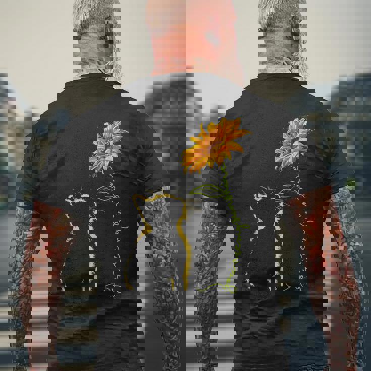 素敵な黄色い猫のひまわり メンズTシャツ バックプリント 高齢者への贈り物