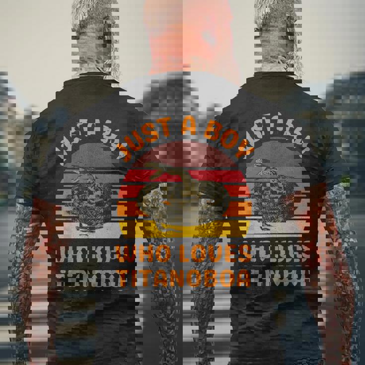 絶滅した大蛇ティタノボアを愛するただの少年 メンズTシャツ バックプリント 高齢者への贈り物