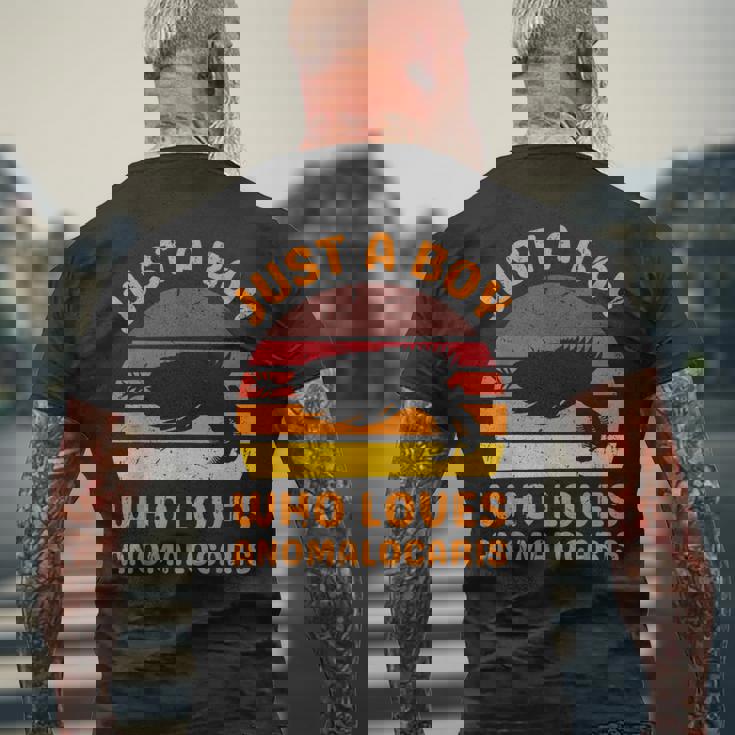 絶滅した節足動物アノマロカリスが大好きなただの少年 メンズTシャツ バックプリント 高齢者への贈り物