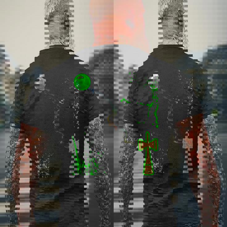 緑のスプレーの木のけん玉を渡ってガラスの球体に煙の波 メンズTシャツ バックプリント 高齢者への贈り物