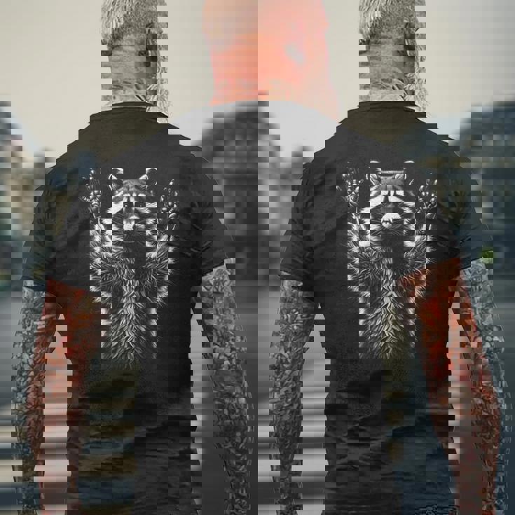 胸に手を上げたかわいいアライグマ メンズTシャツ バックプリント 高齢者への贈り物