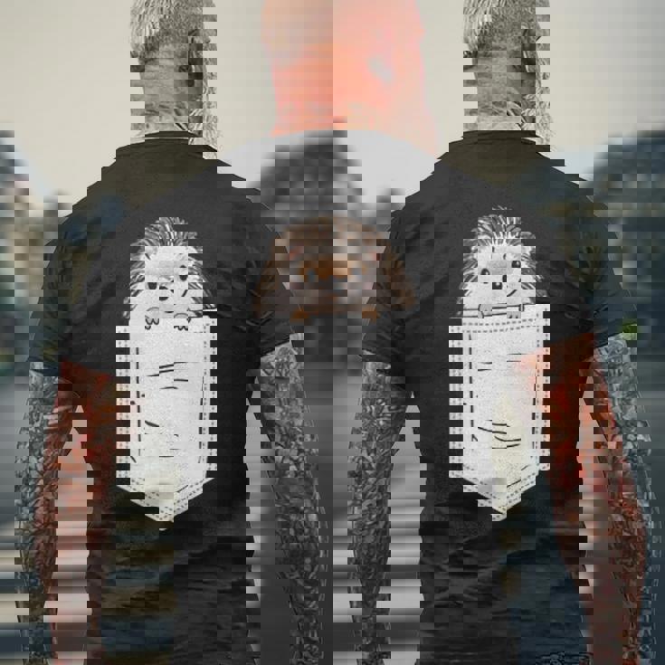 胸ポケットに入ったハリネズミ 衣類 ハリネズミ ギフト メンズTシャツ バックプリント 高齢者への贈り物