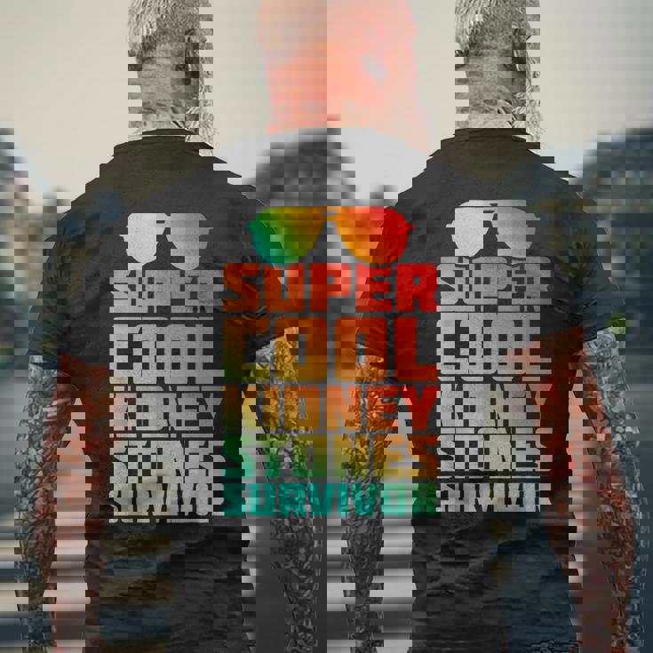 腎臓結石 尿路結石症 サバイバー 回復 よく ユーモア メンズTシャツ バックプリント 高齢者への贈り物