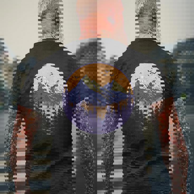自然の中でのハイキング、ハイキング メンズTシャツ バックプリント 高齢者への贈り物
