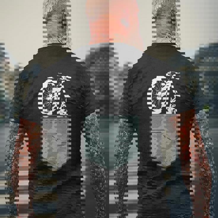 自転車チェストポケットバッグ 迷彩柄 マウンテンバイクギフト メンズTシャツ バックプリント 高齢者への贈り物