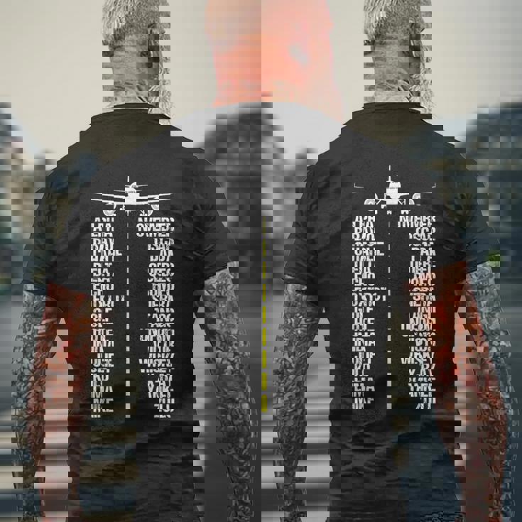 航空機 フォネティック アルファベットコード パイロット 飛行機 航空機 メンズTシャツ バックプリント 高齢者への贈り物