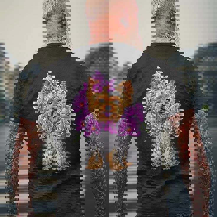 花を持つヨークシャー テリア メンズTシャツ バックプリント 高齢者への贈り物