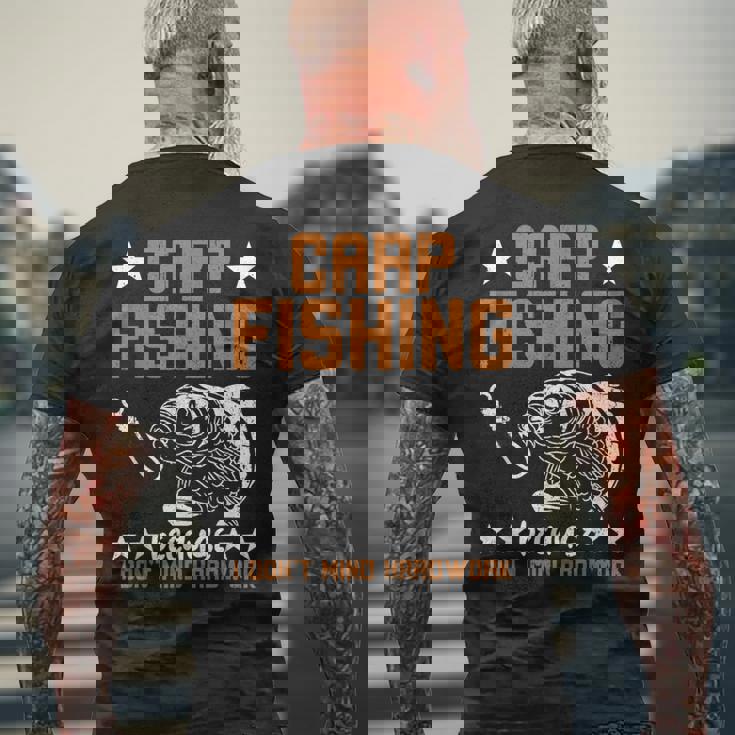 苦労をいとわないからこそのカープフィッシング メンズTシャツ バックプリント 高齢者への贈り物