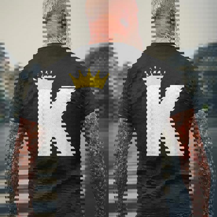 英文字 K 大文字 アルファベット モノグラム イニシャル キング クイーン クラウン メンズTシャツ バックプリント 高齢者への贈り物