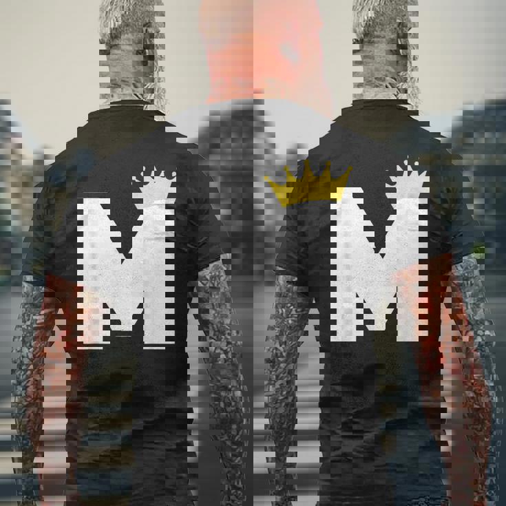 英文字 M 大文字 アルファベット モノグラム イニシャル キング クイーン クラウン メンズTシャツ バックプリント 高齢者への贈り物