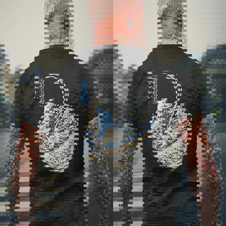 葛飾 北斎 神奈川沖浪裏 有名なヴィンテージアート ラーメン好き ラーメンオタク ラーメン 面白い ネタ ごはん 飯 麺 メンズTシャツ バックプリント 高齢者への贈り物