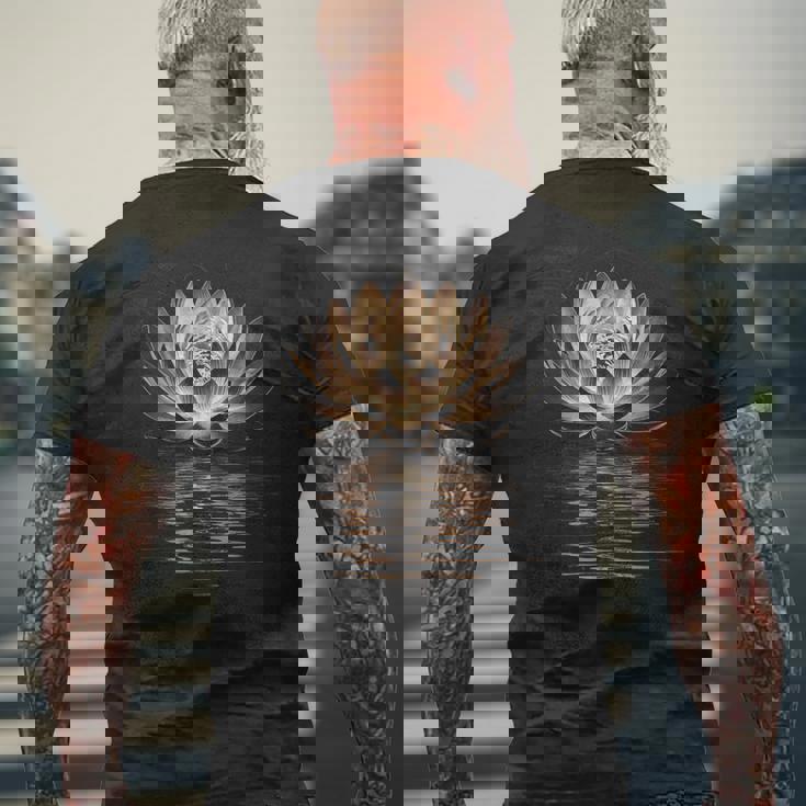 蓮の花 ヨガ 瞑想 禅 スピリチュアル オーム 仏教 ギフト メンズTシャツ バックプリント 高齢者への贈り物