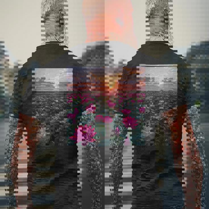 蓮の花畑 美しい夕日のグラフィック メンズTシャツ バックプリント 高齢者への贈り物