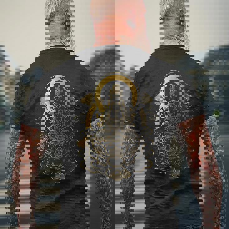 蓮の雲に座っている穏やかな仏陀 スピリチュアルマインドフルネス メンズTシャツ バックプリント 高齢者への贈り物