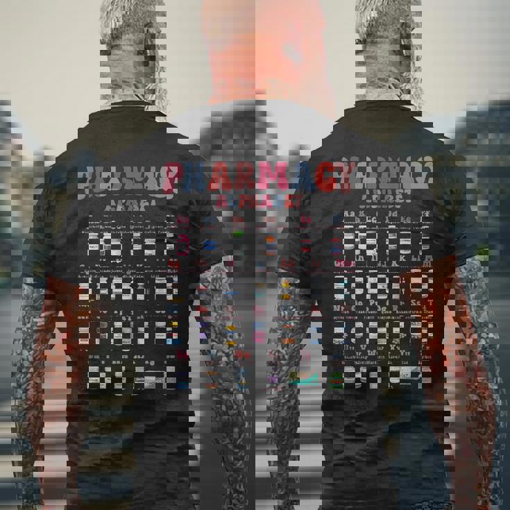 薬局 アルファベット 薬剤師 技術者 薬 看護師 ピル メンズTシャツ バックプリント 高齢者への贈り物