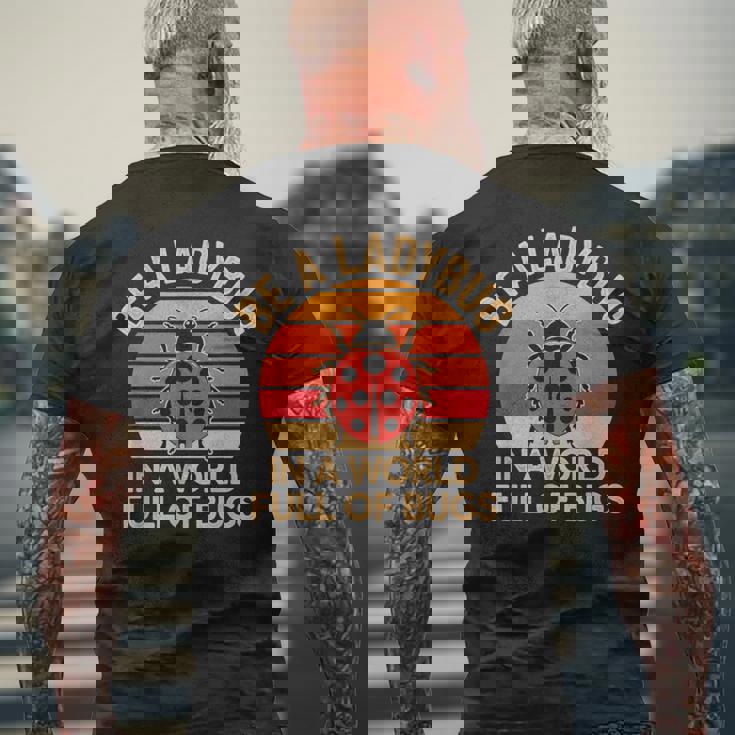 虫だらけの世界でてんとう虫になろう レトロなてんとう虫 メンズTシャツ バックプリント 高齢者への贈り物